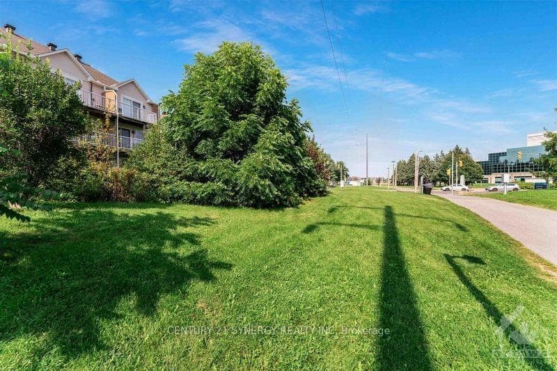 110 CENTREPOINTE Drive Unit E photo 22