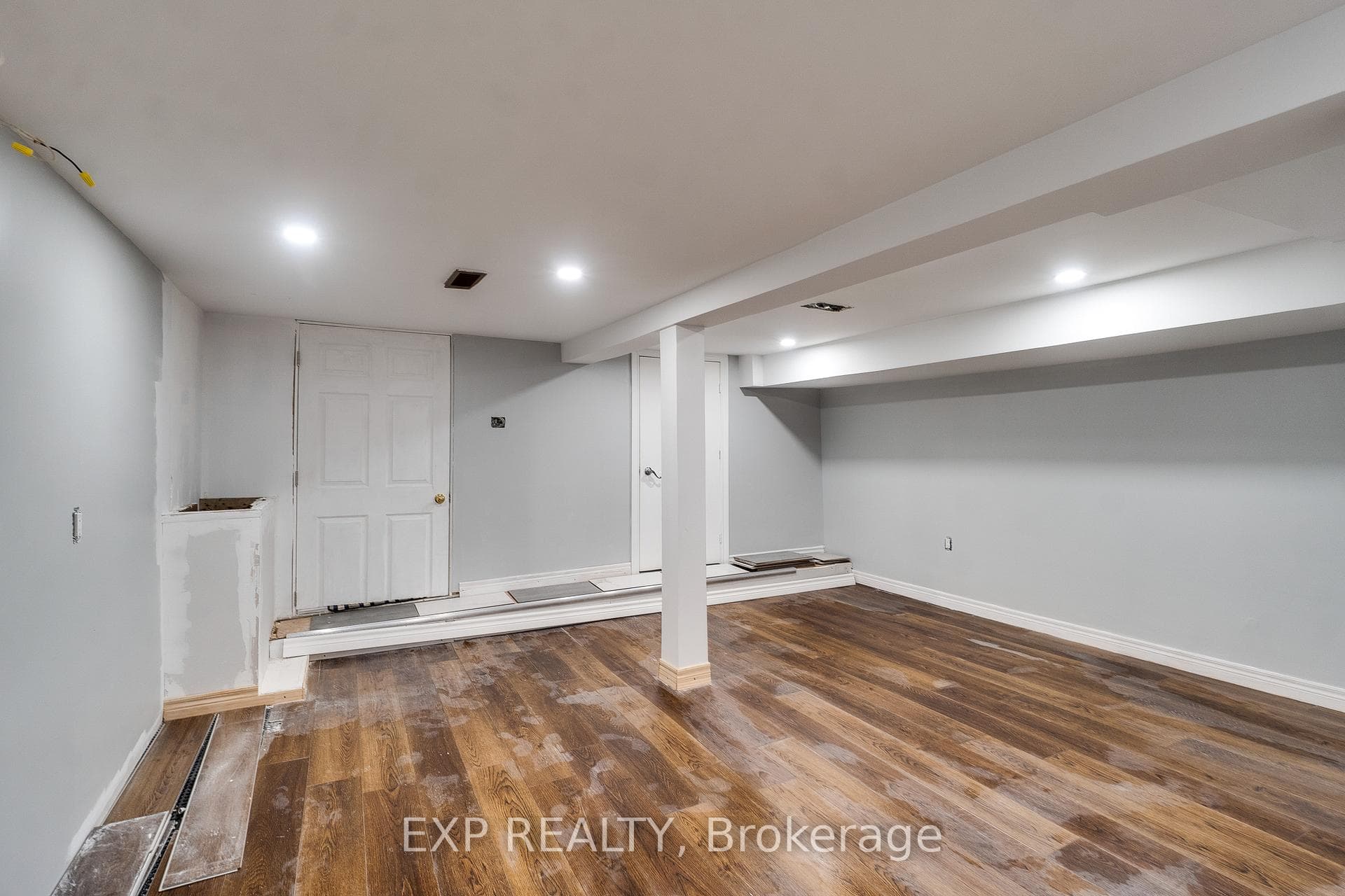 202 Roxborough Avenue photo 28