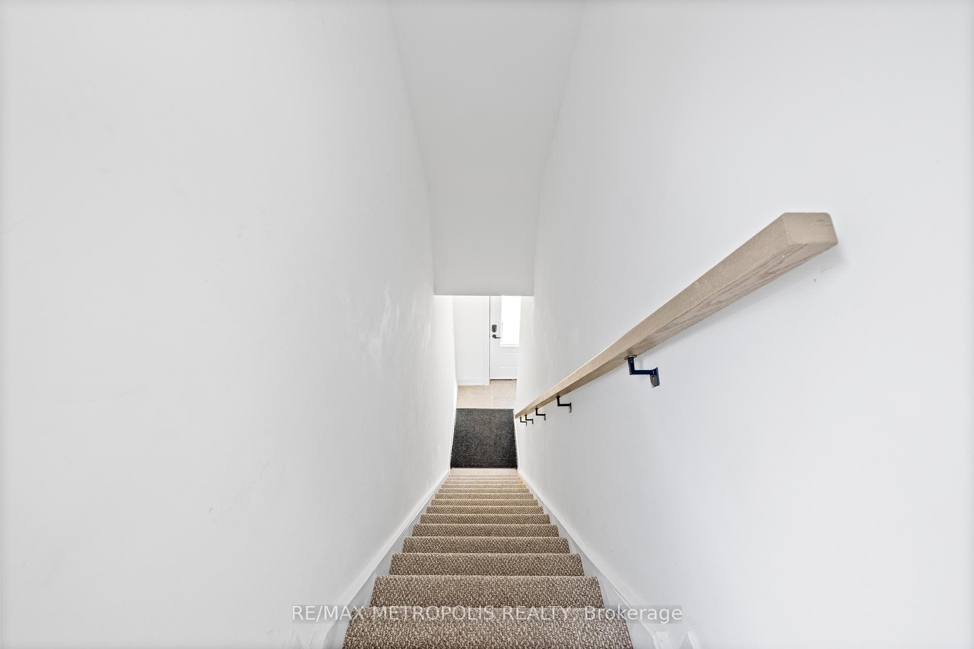 447 Lansdowne Avenue Unit UPPER photo 12