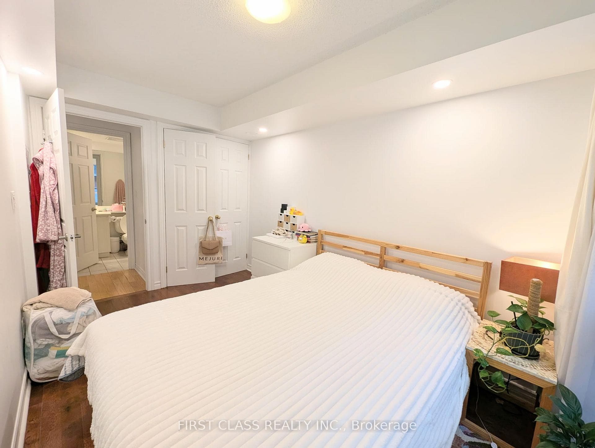 270 Wellington Street Unit 321 photo 14