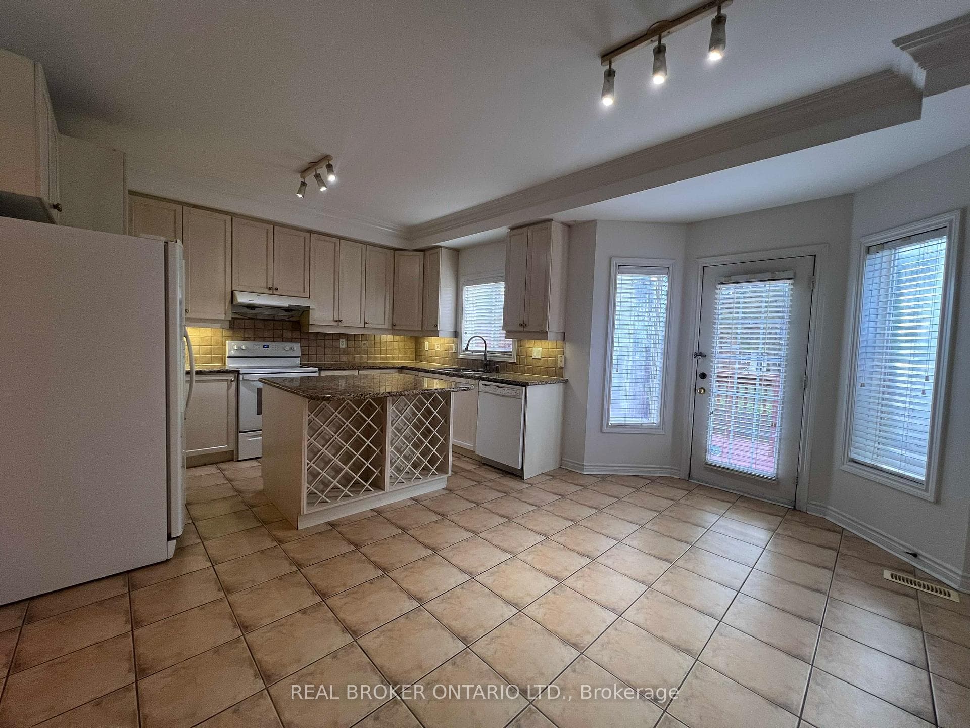 36 Stonebridge Boulevard photo 4