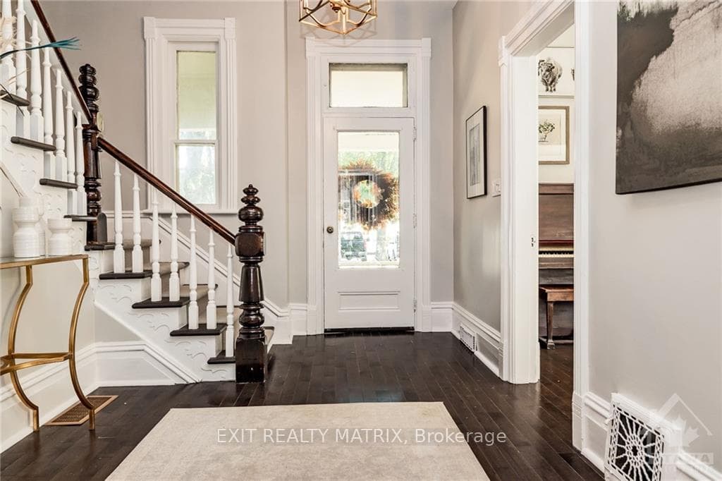 130 ELGIN Street photo 5