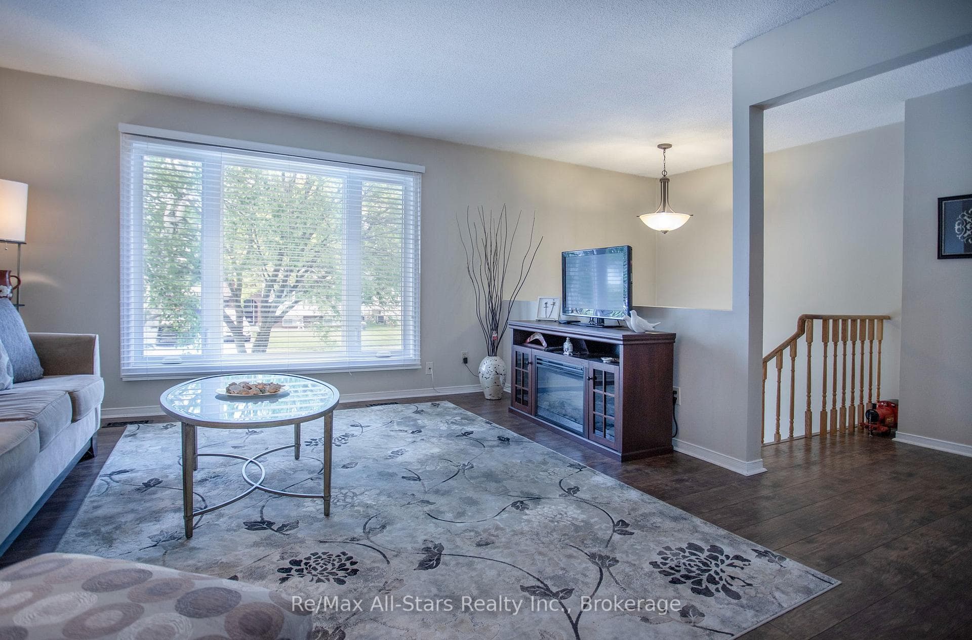 39 Applewood Crescent photo 7