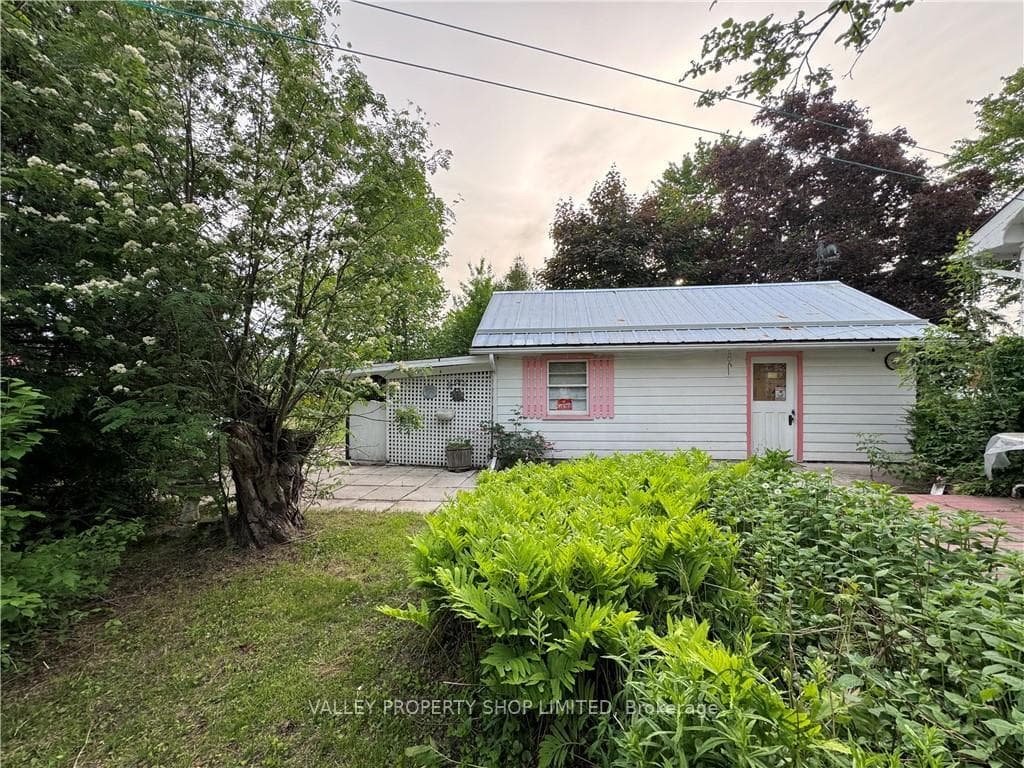 1136 VICTORIA Street photo 21
