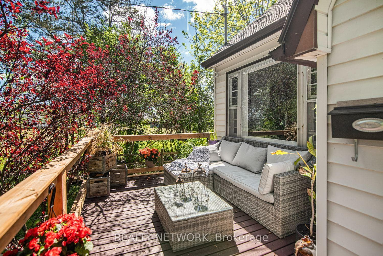 32 Grant Avenue photo 3