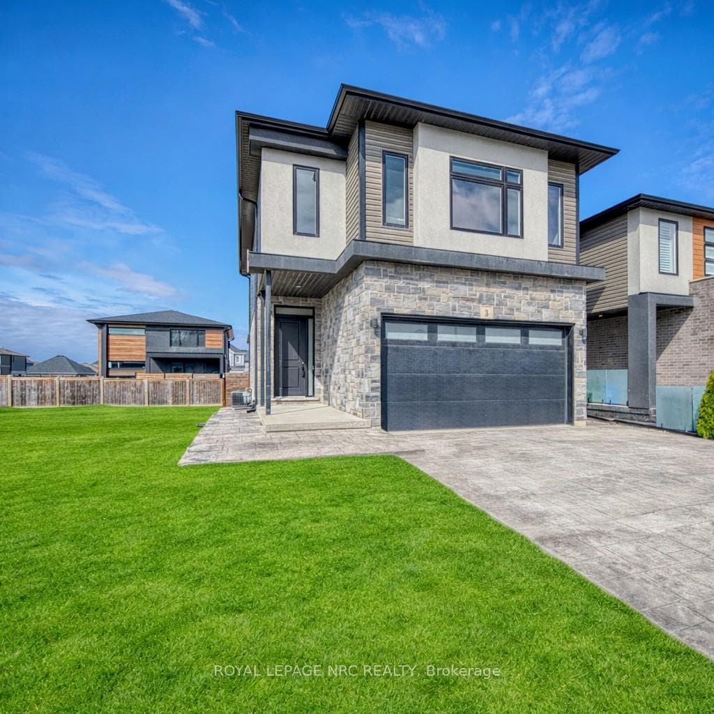 Lovely front facade, grass-virtually enhanced