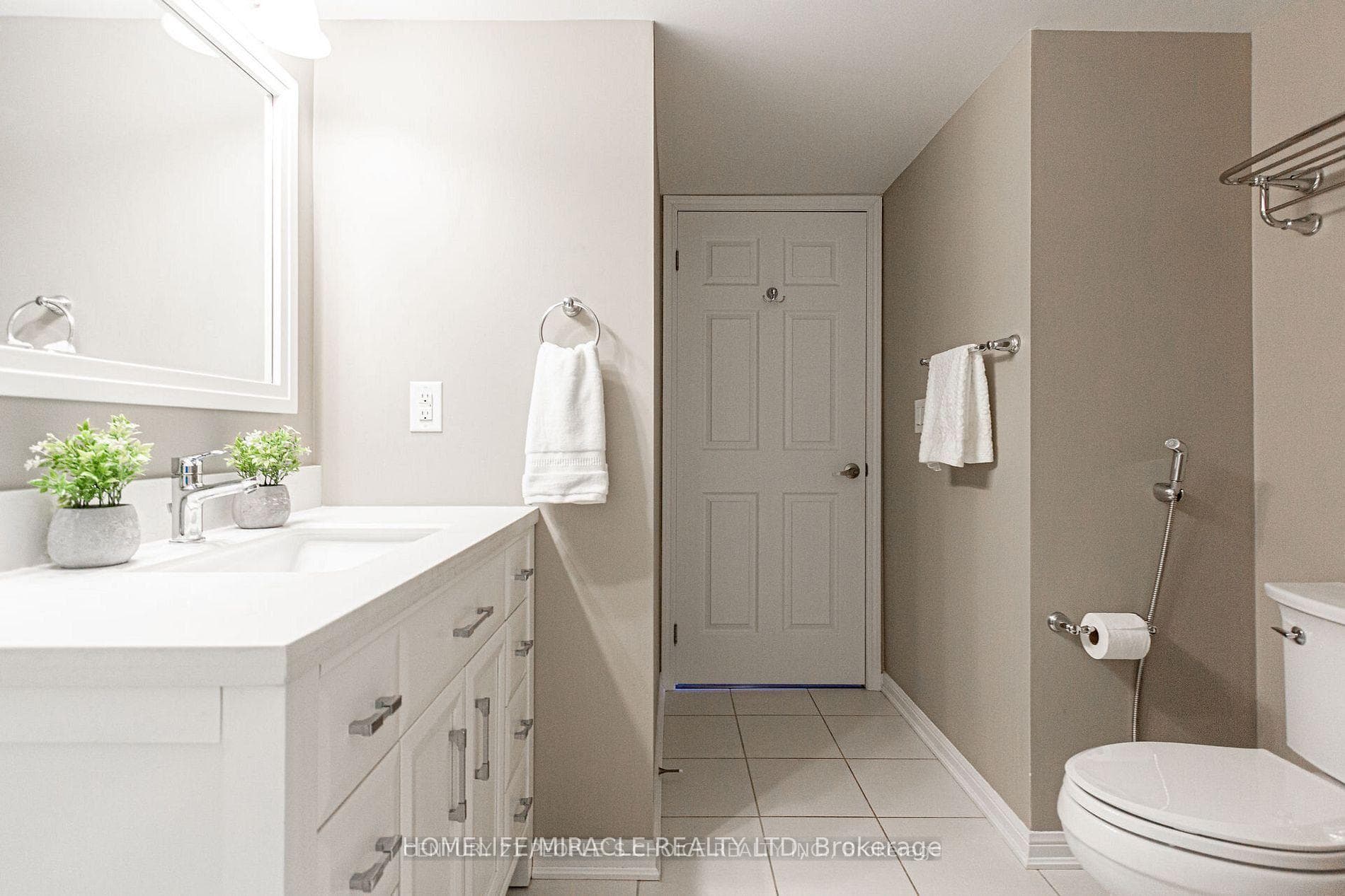 1045 Nadalin Heights Unit 211 photo 12