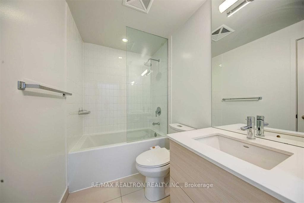 210 Simcoe Street Unit 903 photo 7