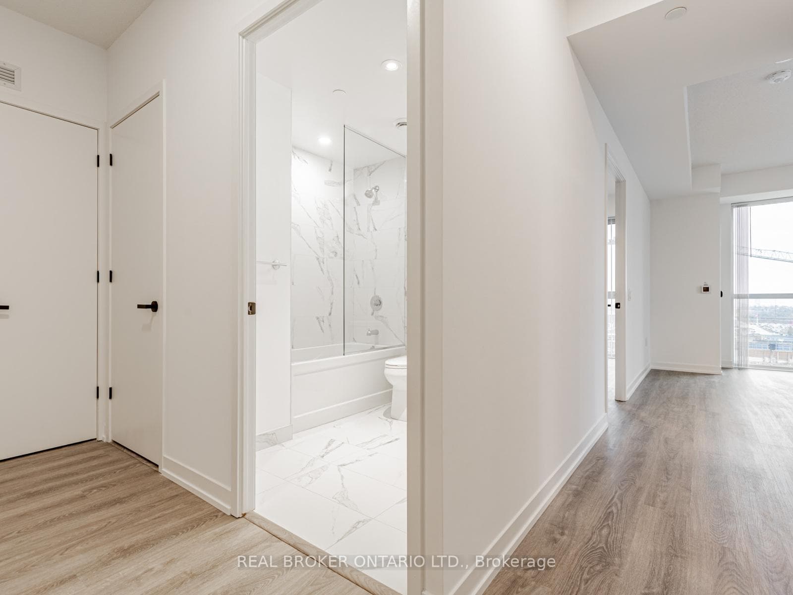 8 Interchange Way Unit 712 photo 12
