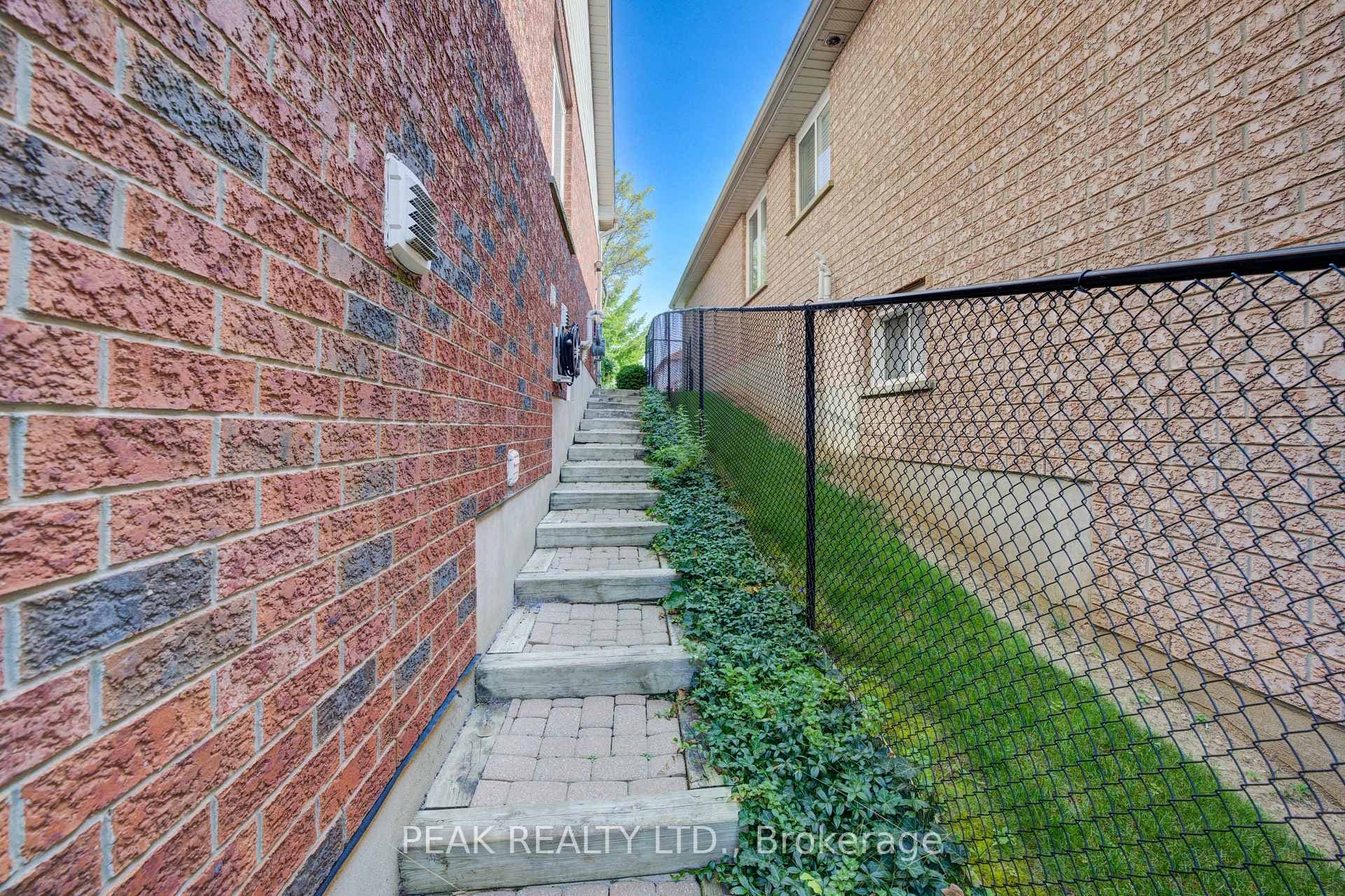 8 Munroe Crescent photo 41