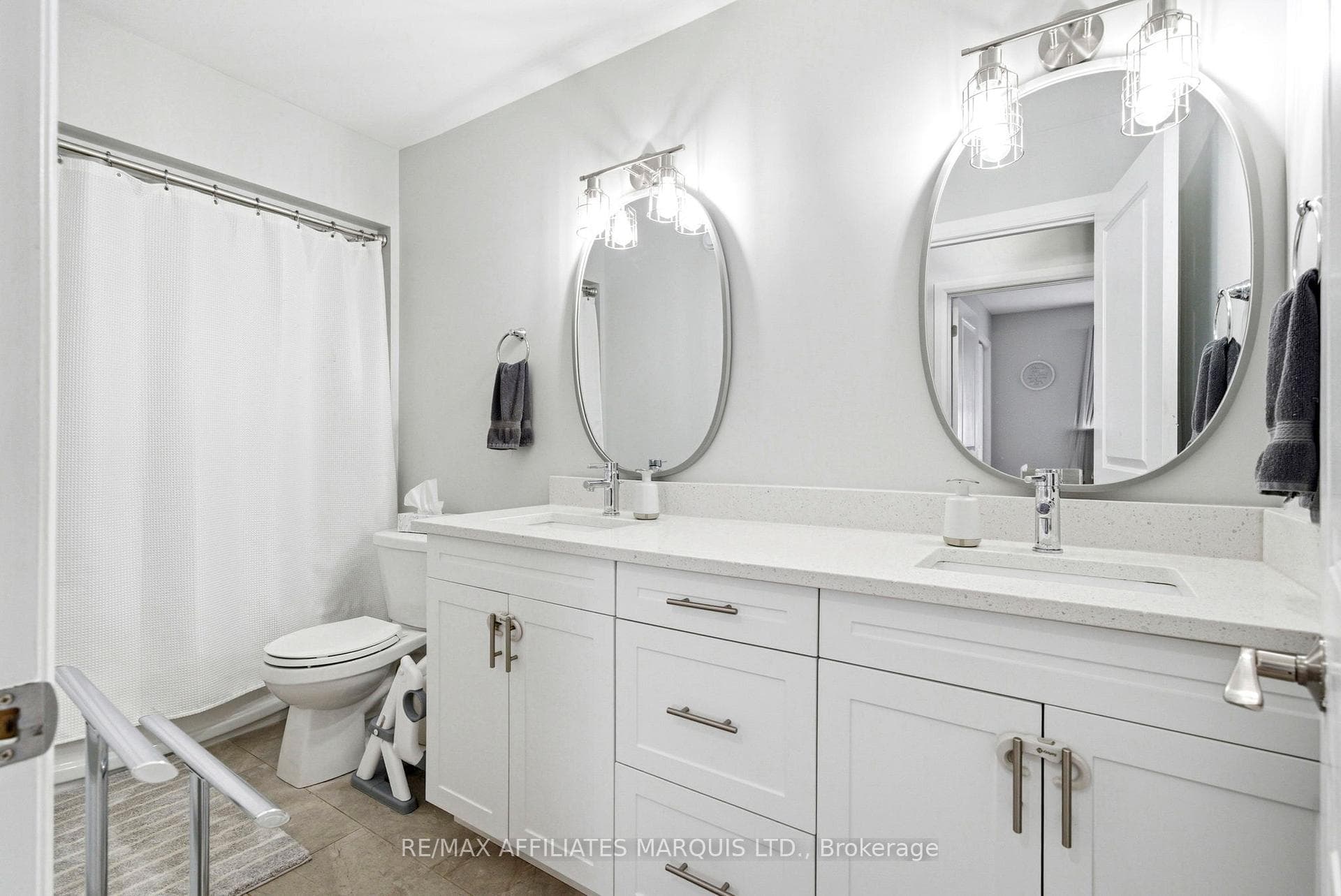 252 Eastport Drive photo 17