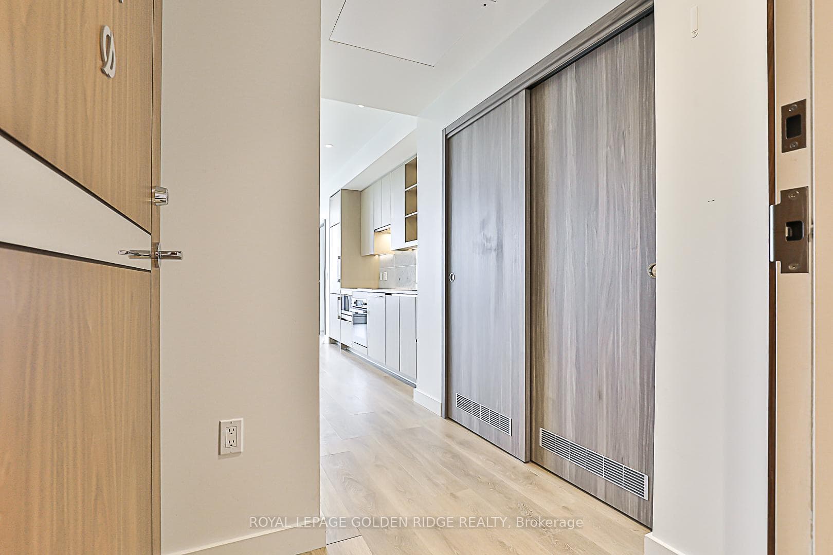 85 McMahon Drive Unit 2511 photo 4