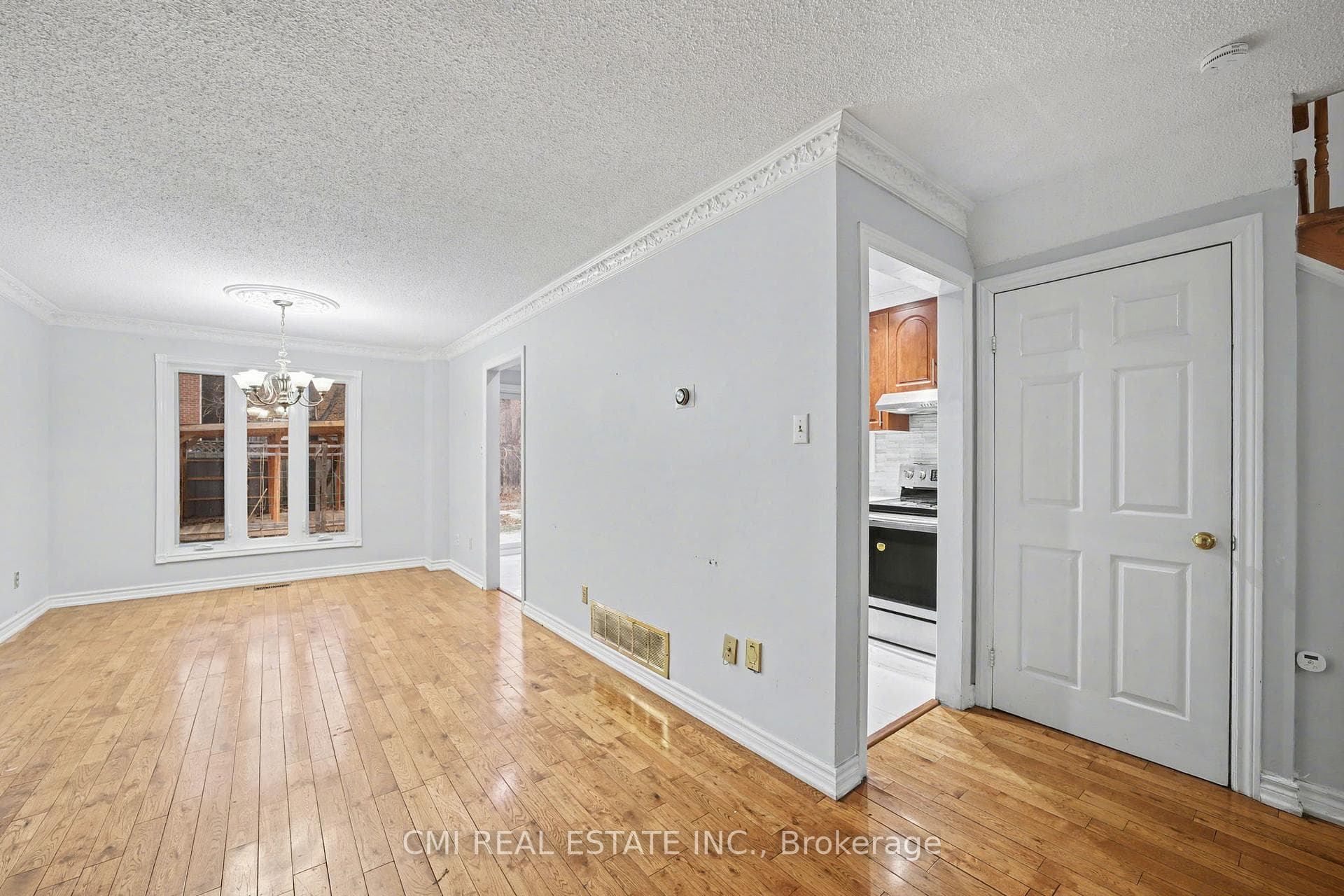 993 Lucerne Crescent photo 9