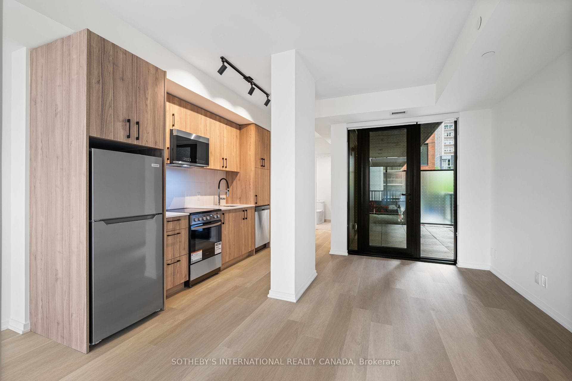 109 Erskine Avenue Unit 602 photo 7
