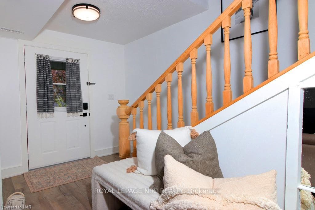 Front foyer with summer screen door