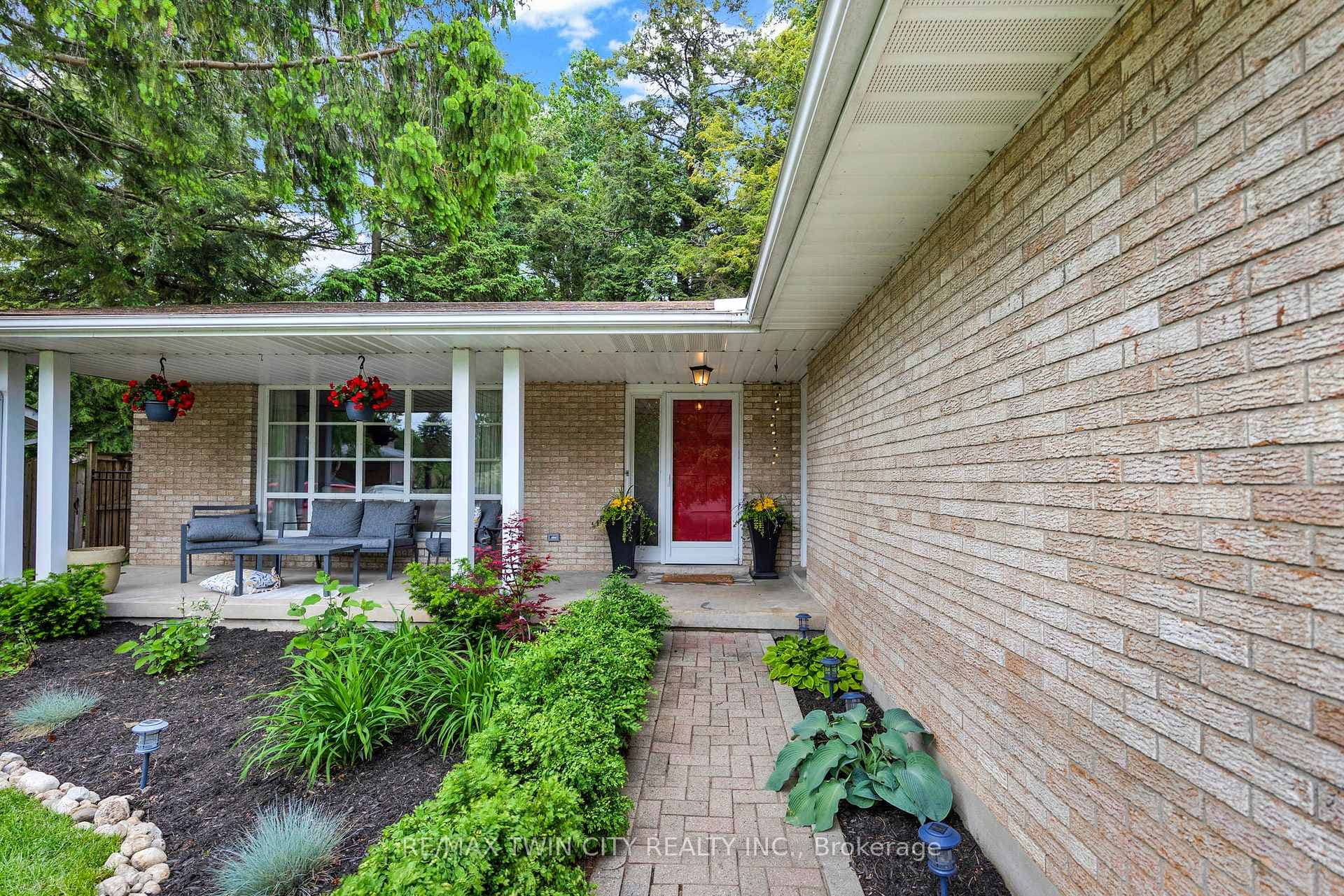 173 PINEGROVE Crescent photo 4