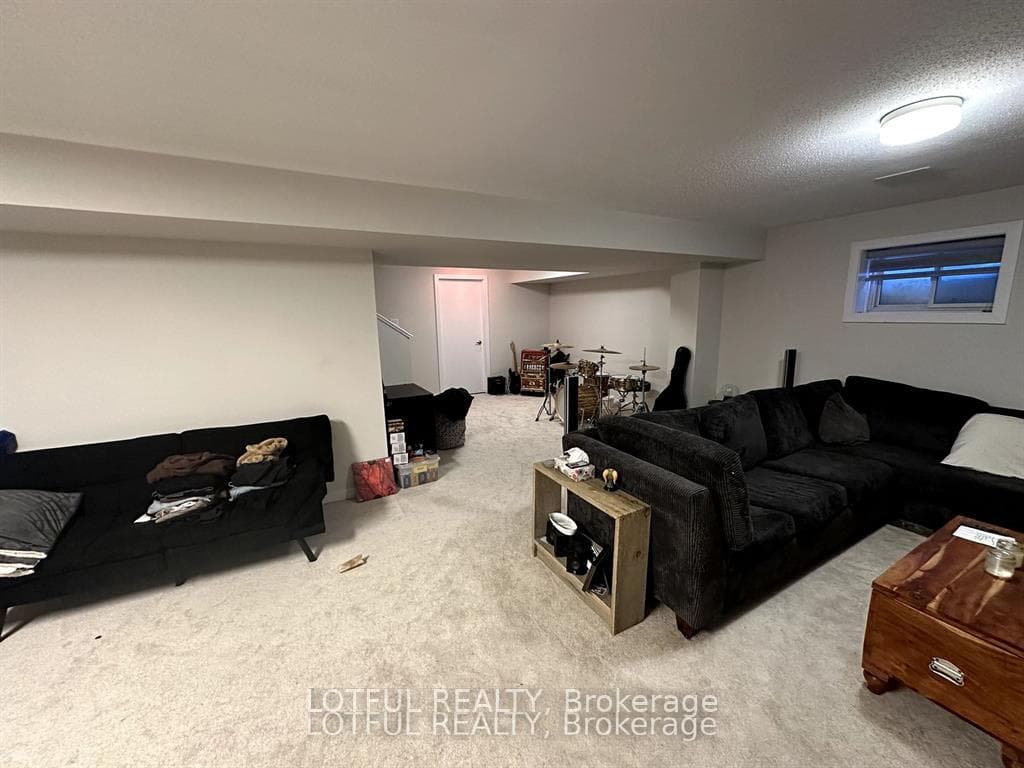 108 Hackamore Crescent photo 9