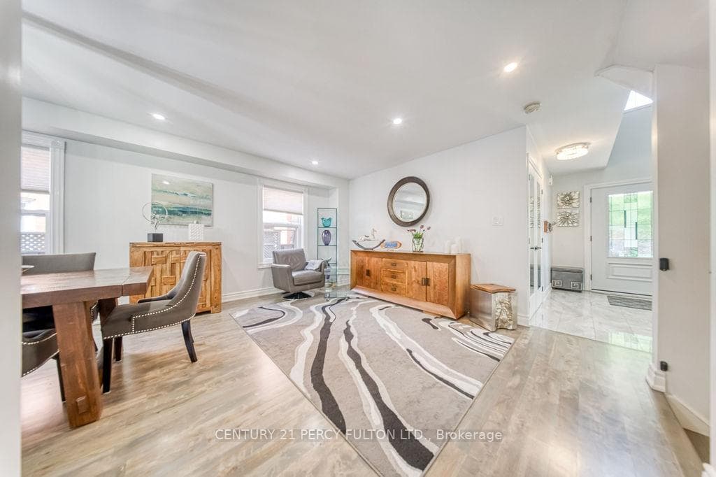 18 Booth Crescent photo 8