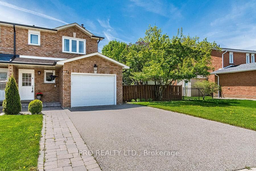 74 Dumfries Avenue photo 2