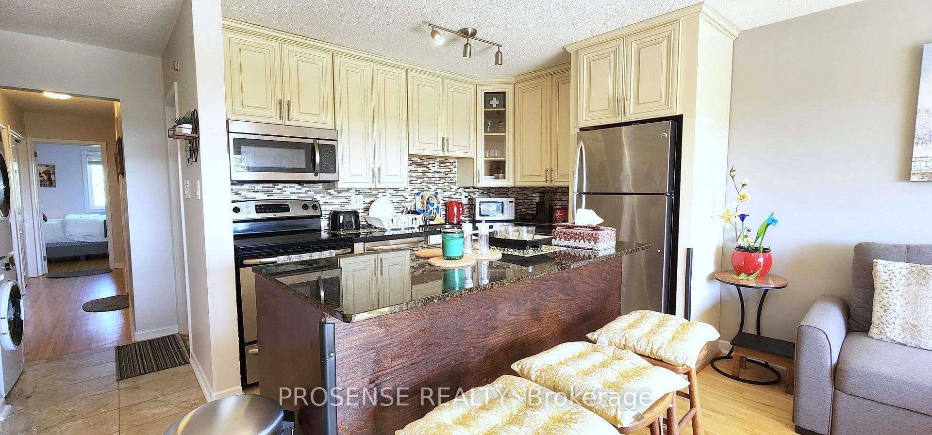 5168 Dundas Street photo 6