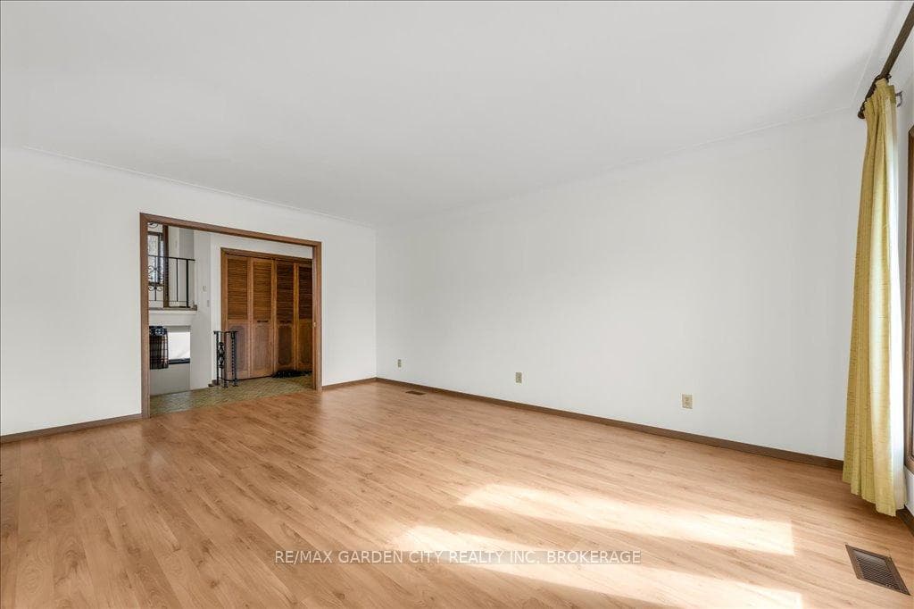 30 BUTLER Crescent photo 8