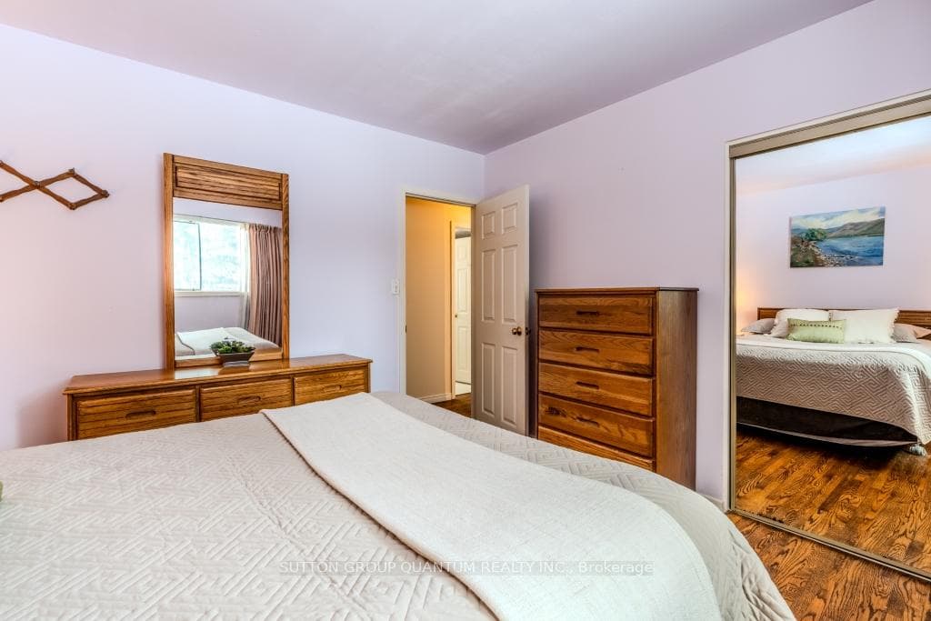 1382 Gainsborough Drive photo 13