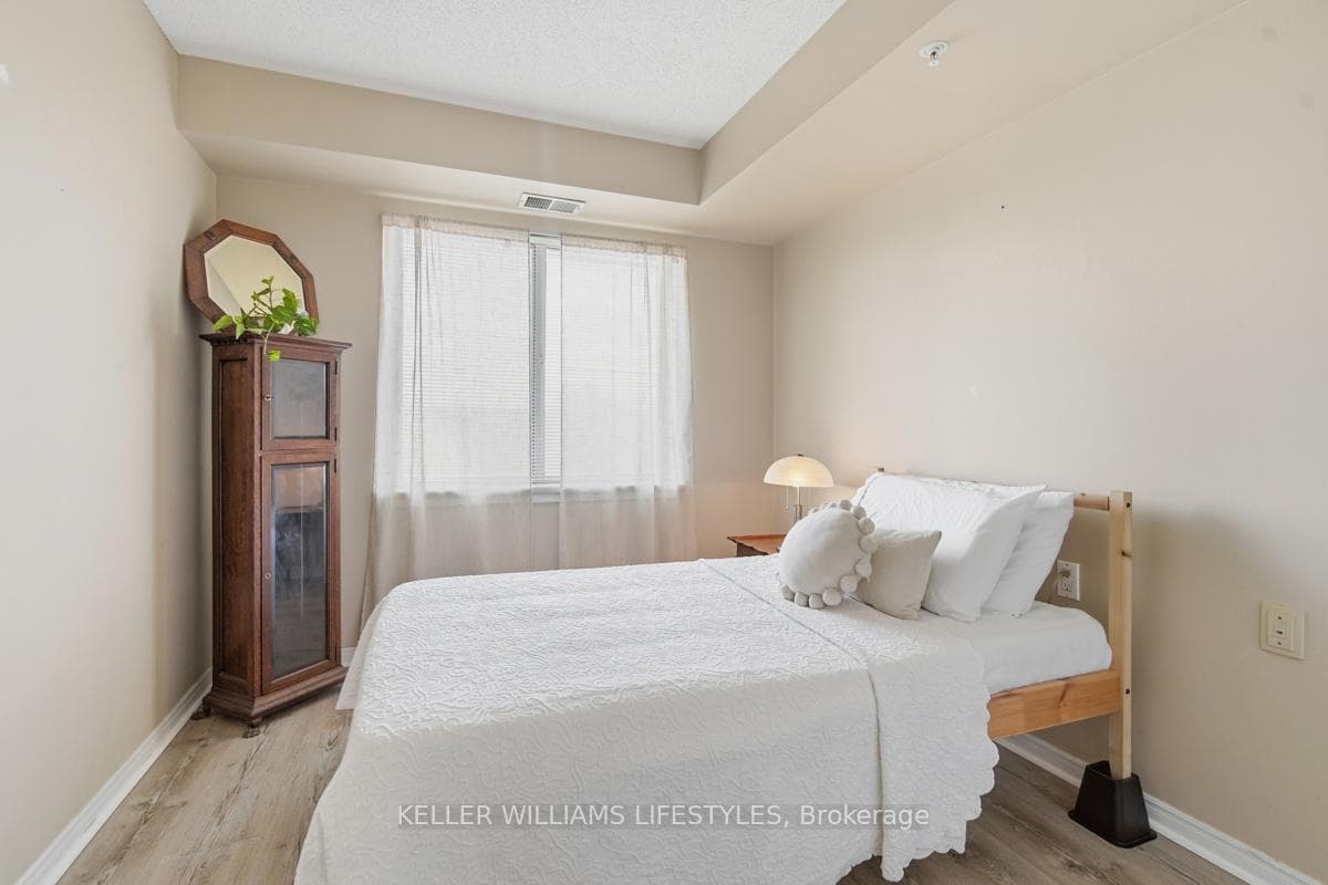 511 Gainsborough Road Unit 403 photo 18
