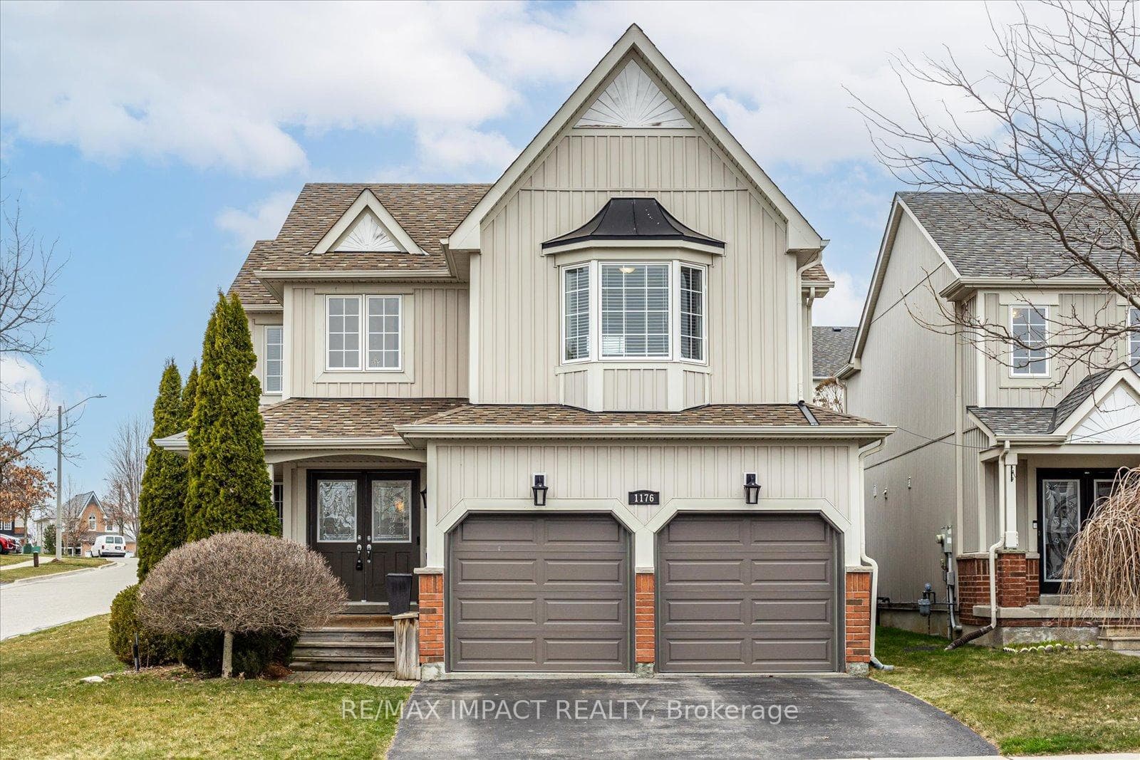 1176 Ashgrove Crescent photo 1
