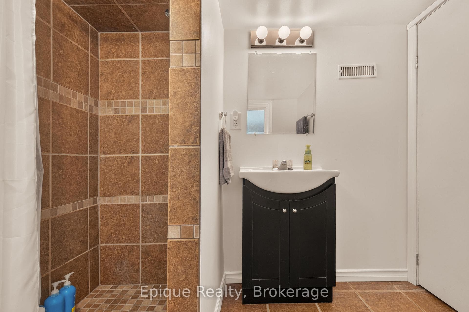93 Graham Avenue photo 31