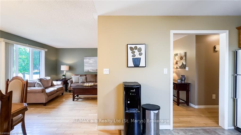 215 WATERLOO Street photo 16