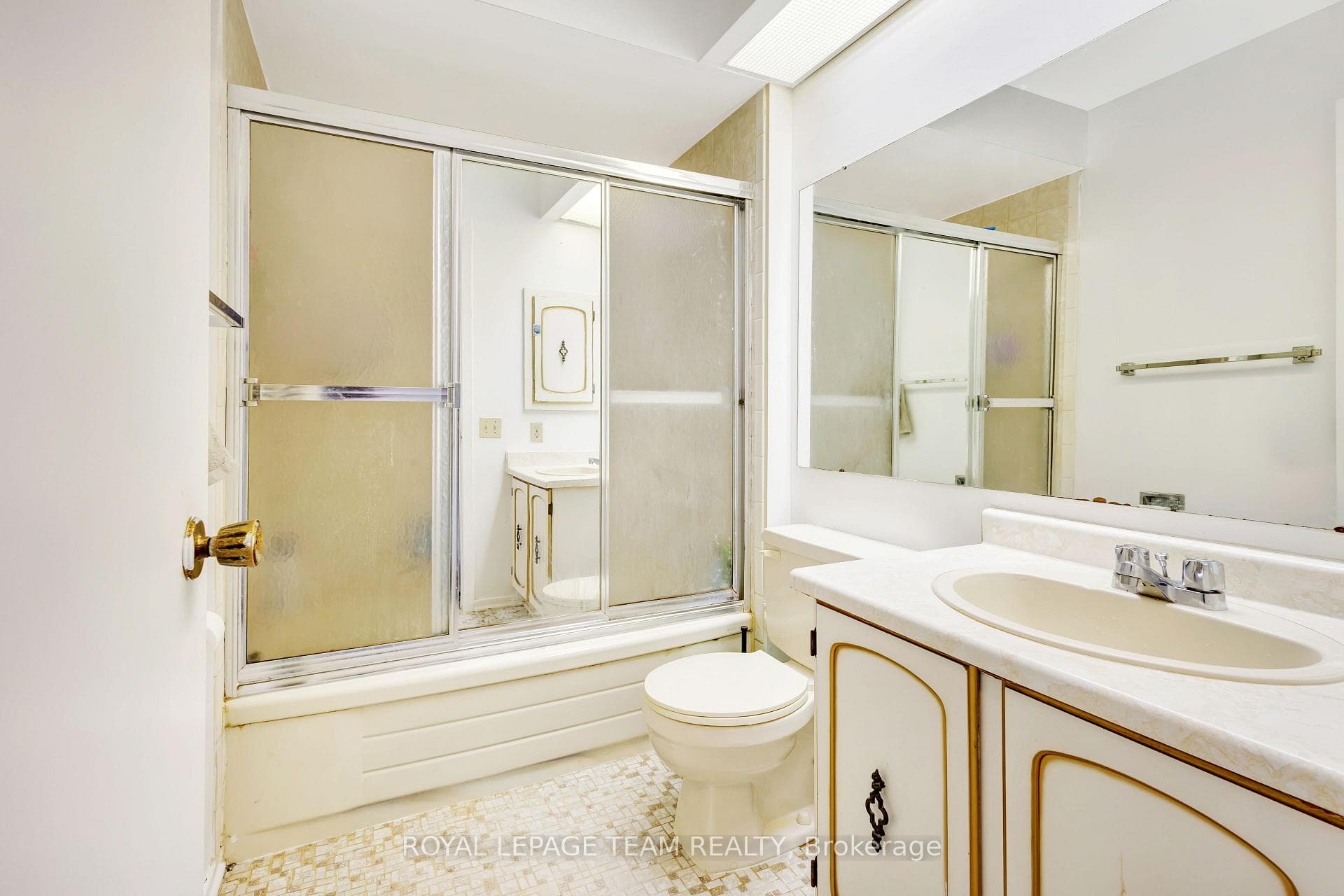 Common 3 piece Ensuite Washroom - 2 level