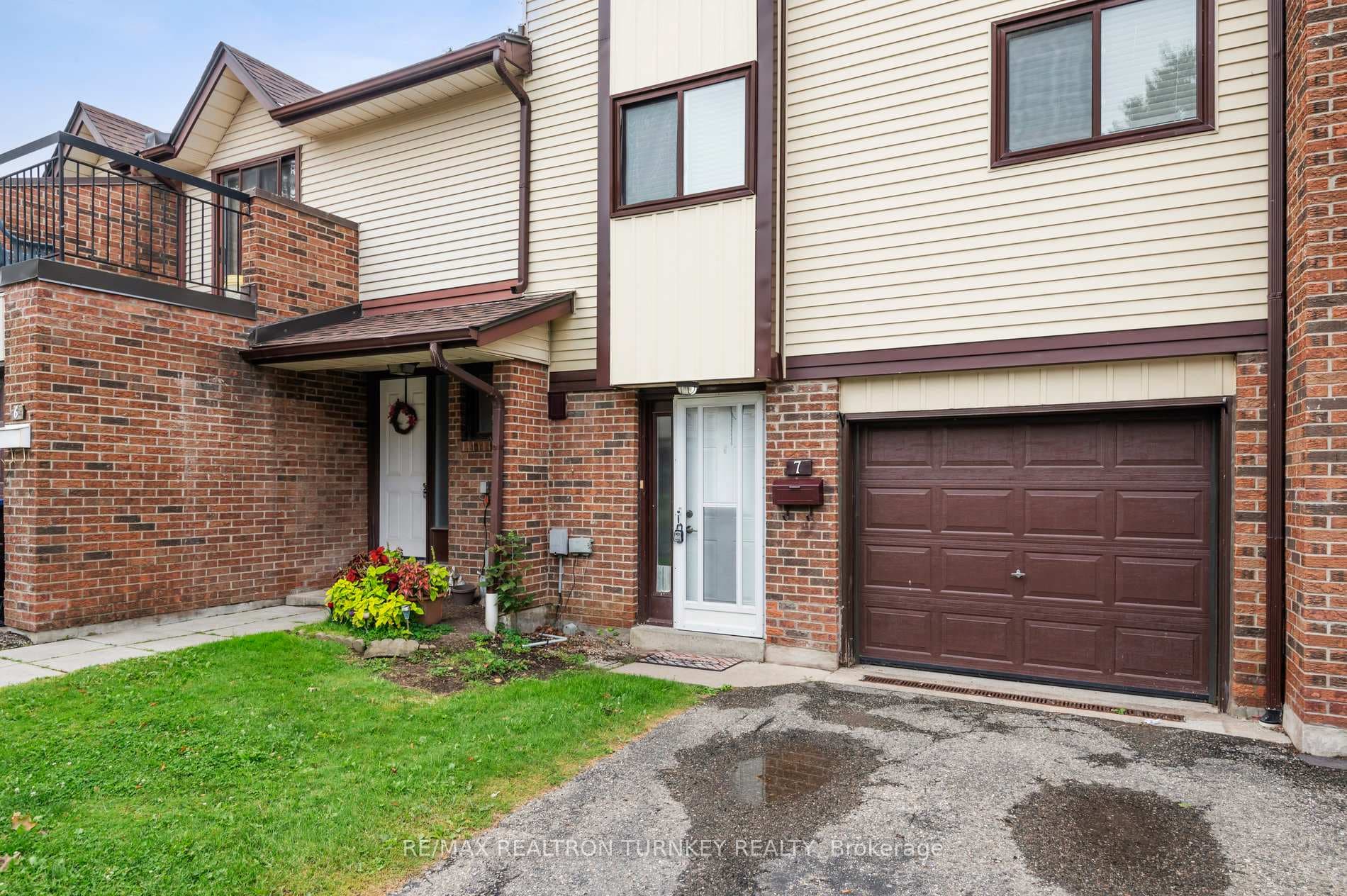 7 McCallum Court photo 2