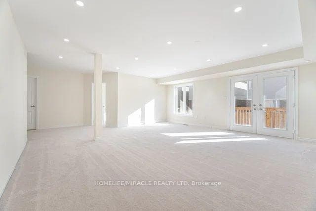 84 Roulette Crescent photo 41