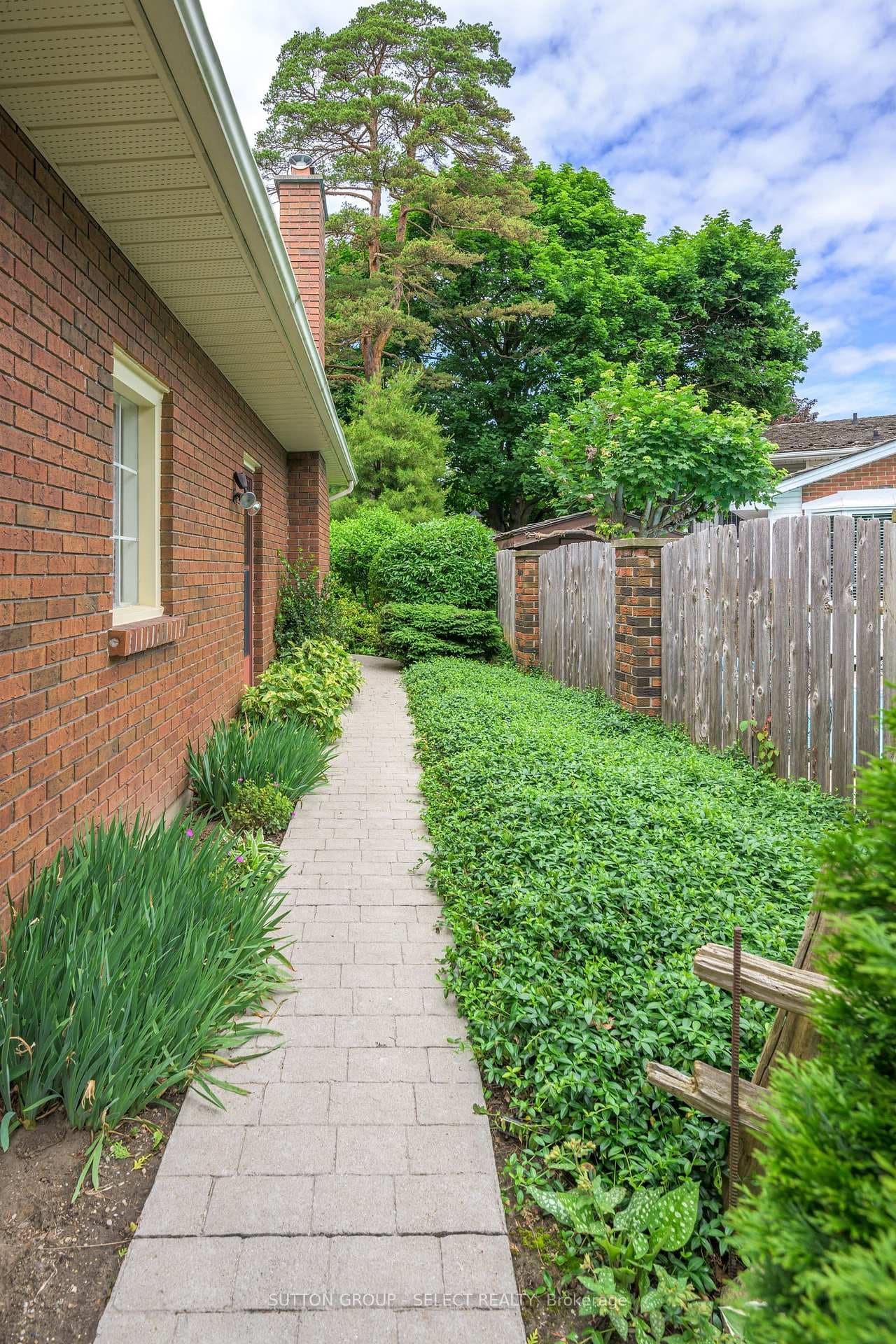 11 Conifer Crescent photo 32