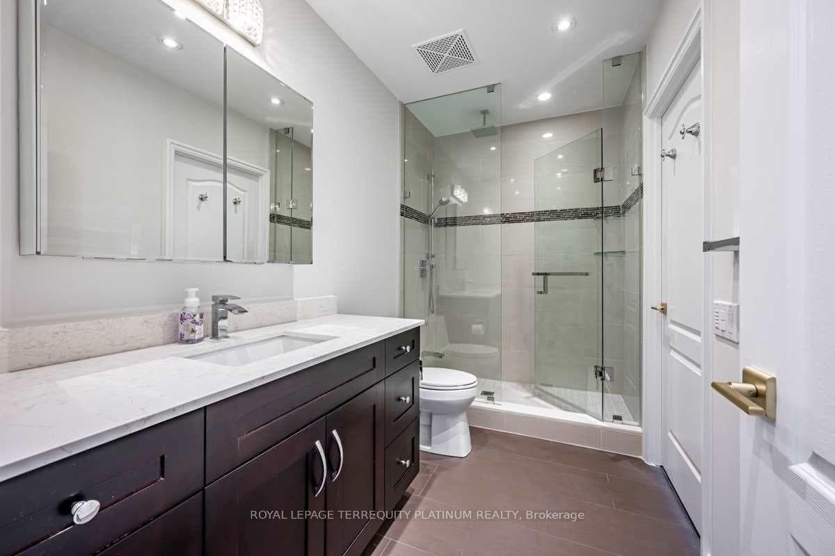 38 Avenue Road Unit 902 photo 17