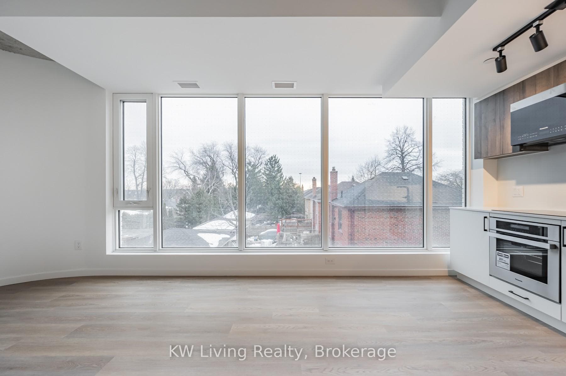 689 The Queensway N/A Unit 207 photo 10