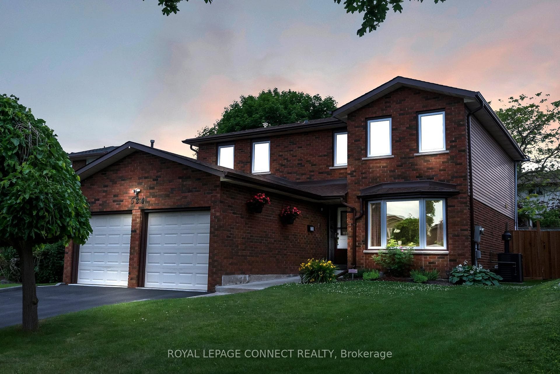 524 McLeod Crescent photo 2