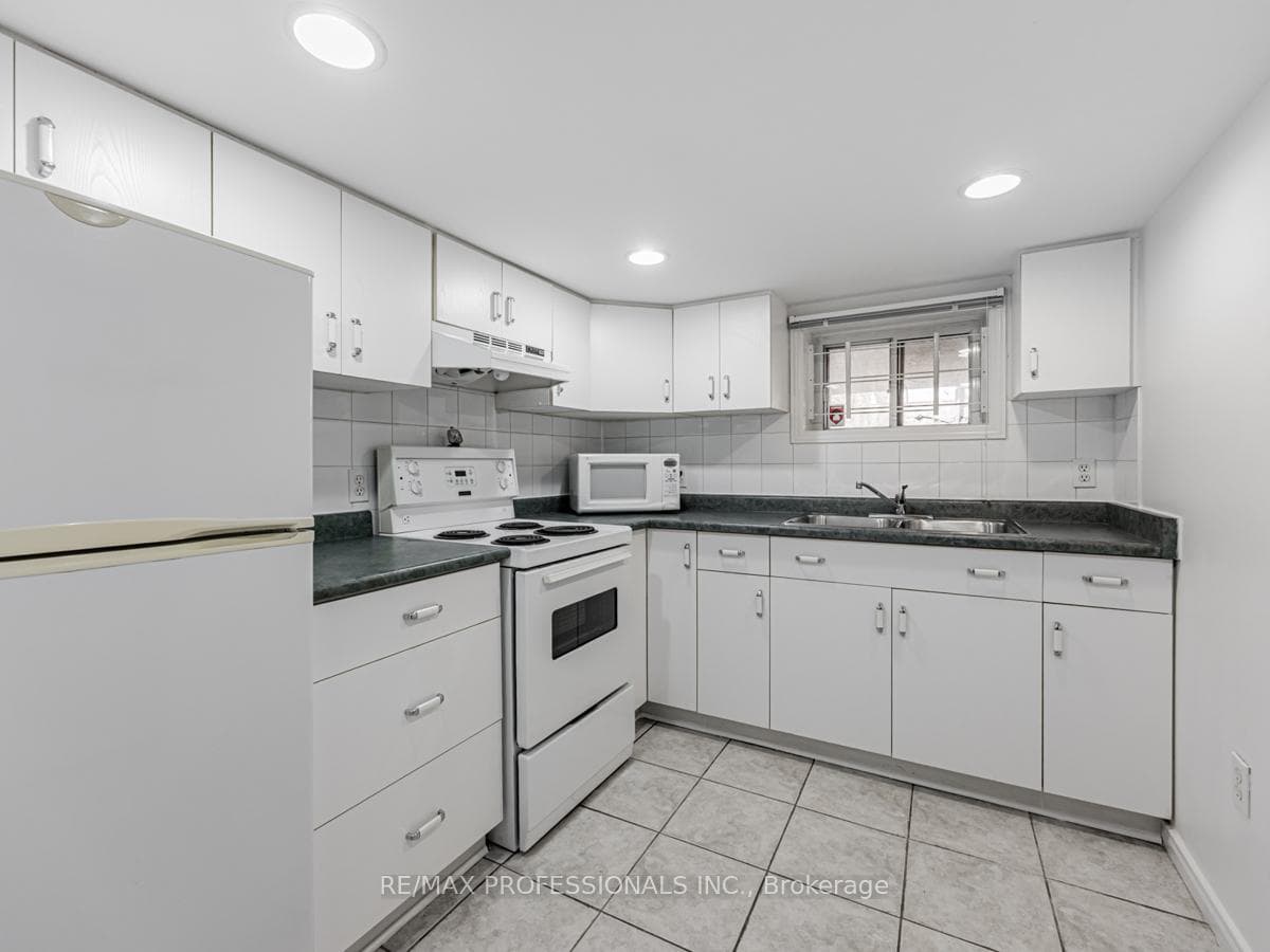 1061 Greenwood Avenue photo 21