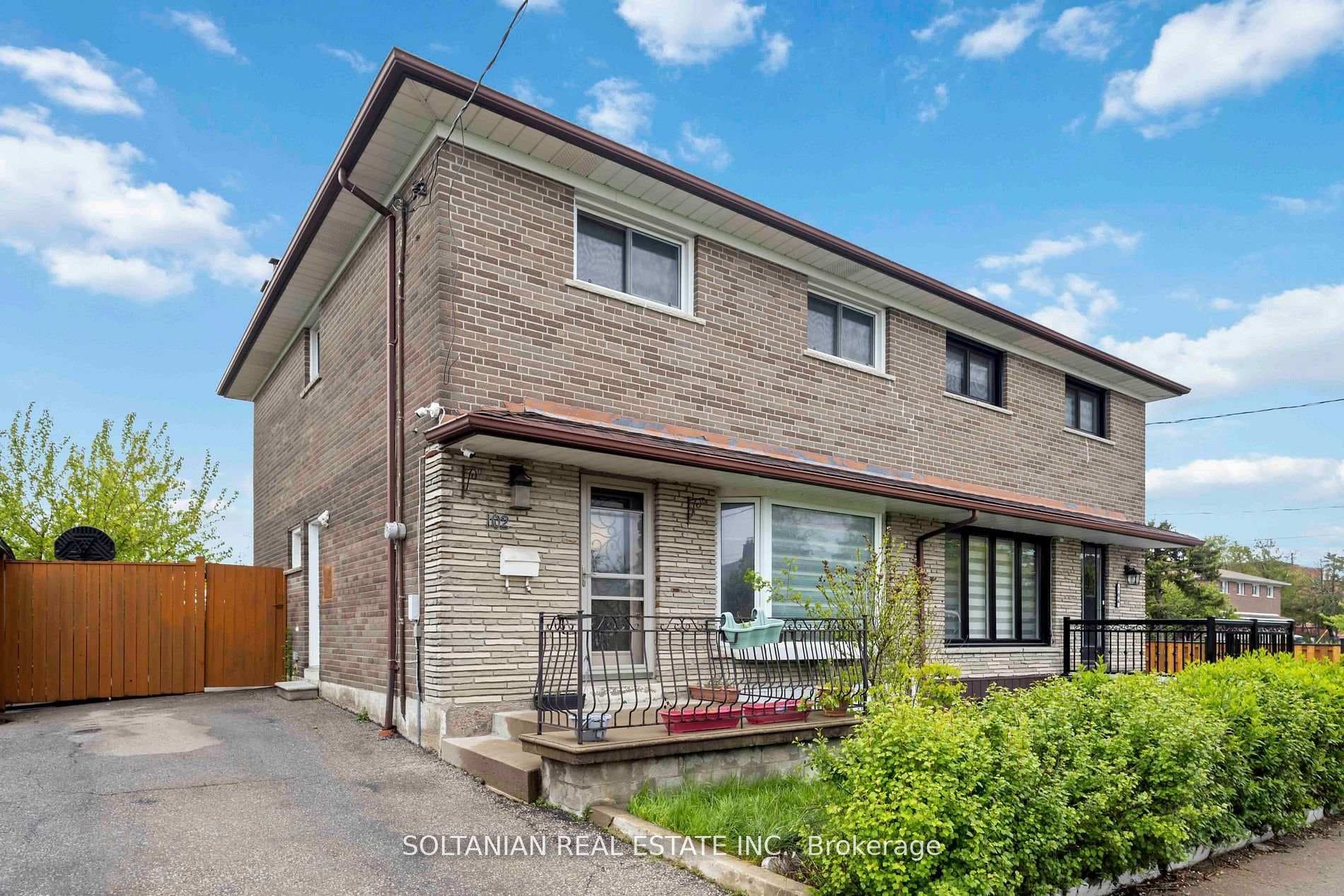 102 Elnathan Crescent photo 1
