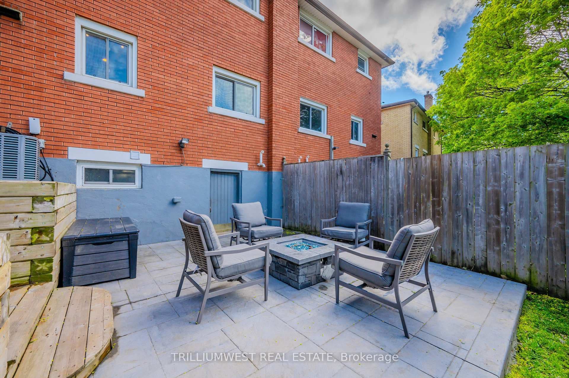 152 Donald Street photo 32