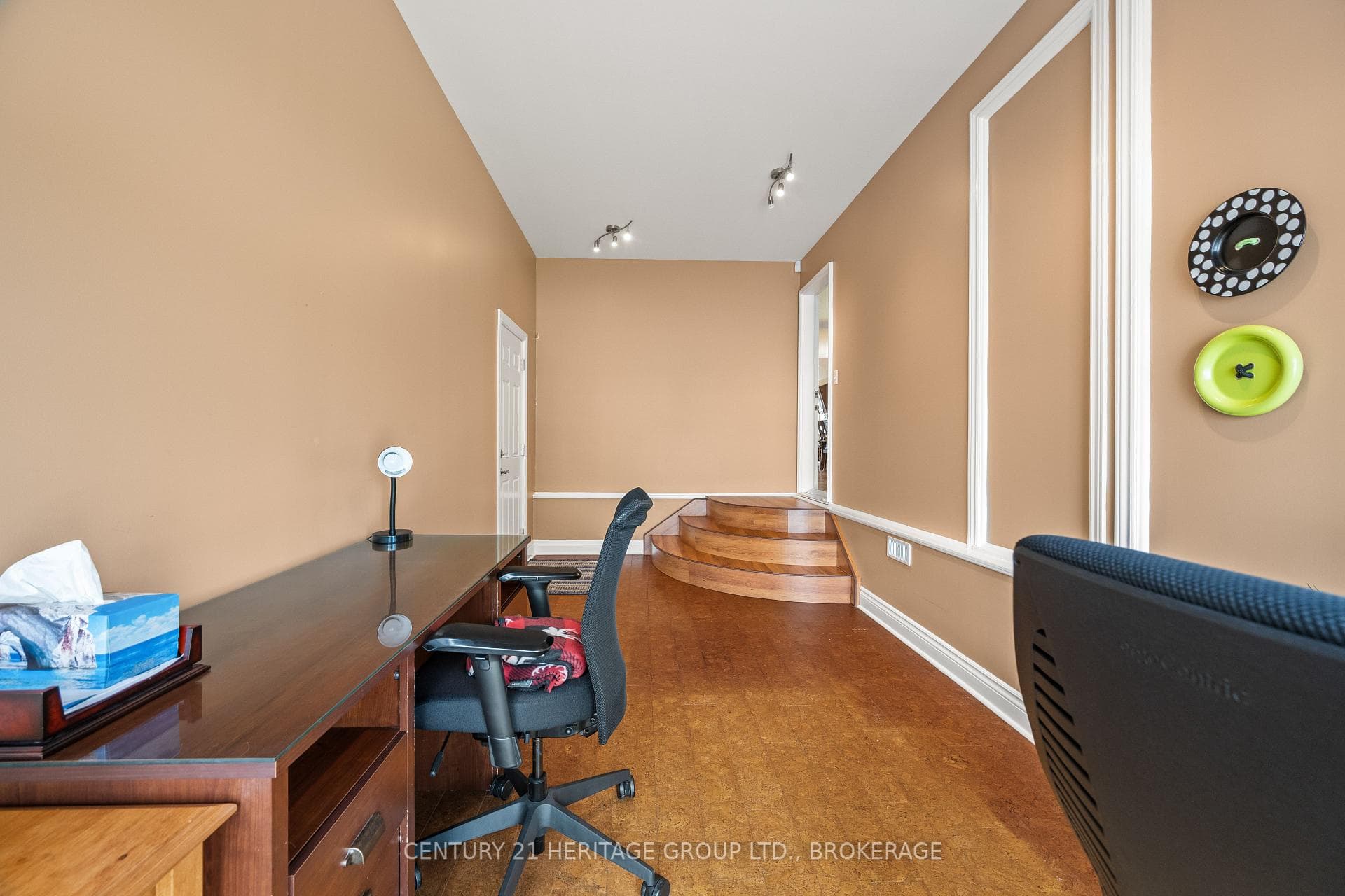 100 BRITANNIA Crescent photo 36