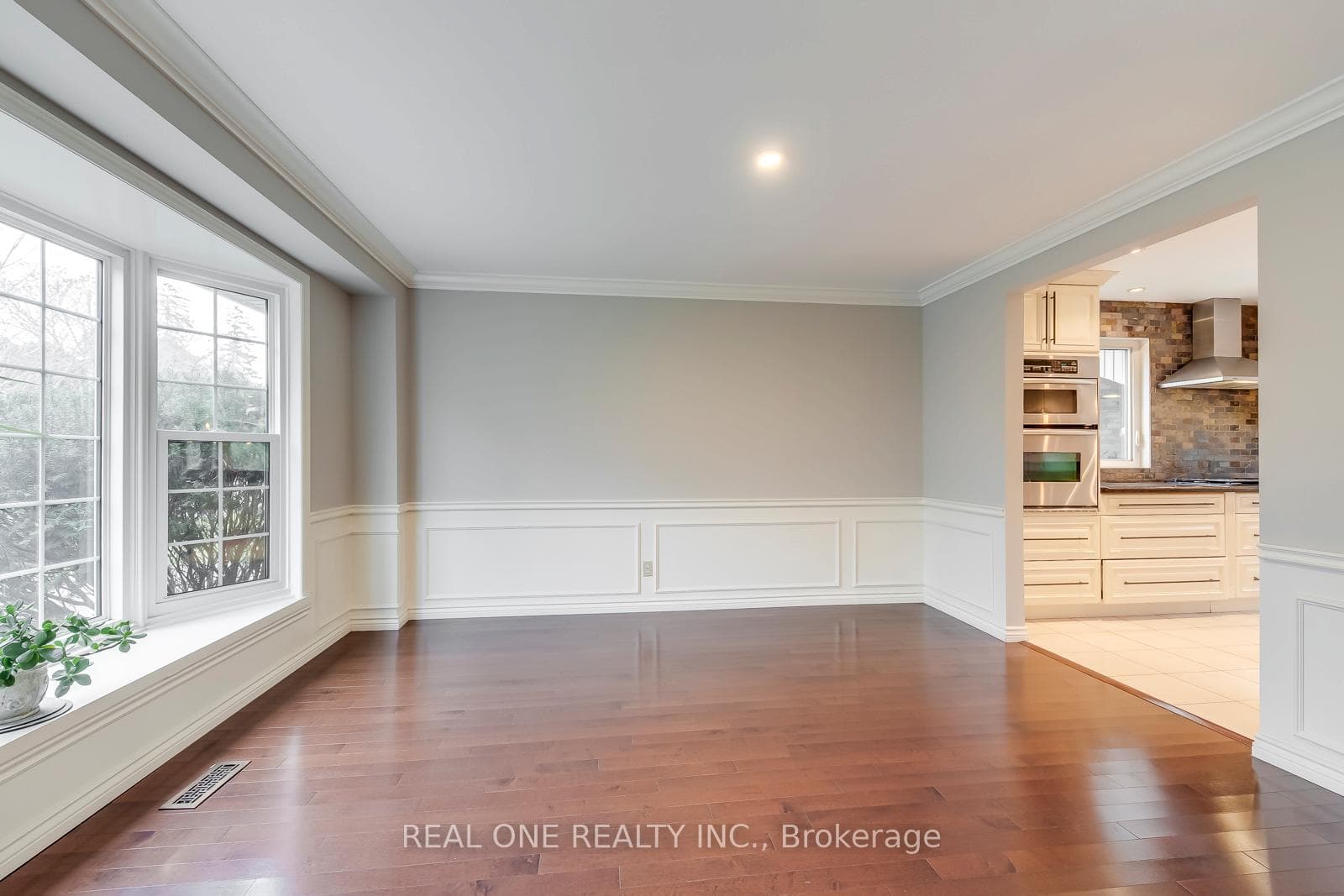 120 Blyth Crescent photo 6