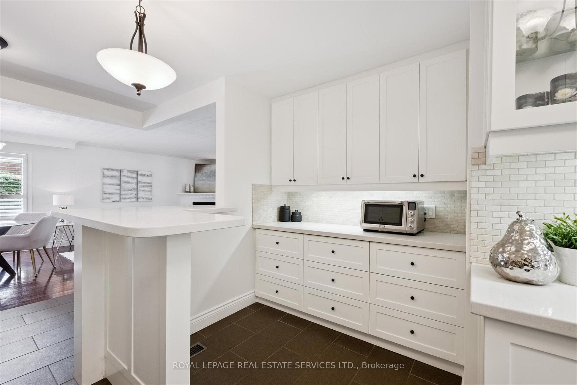 Featuring Caesarstone Countertops & S/S Appliances