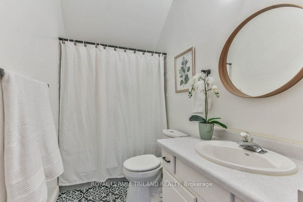 941 QUEENS Avenue photo 36