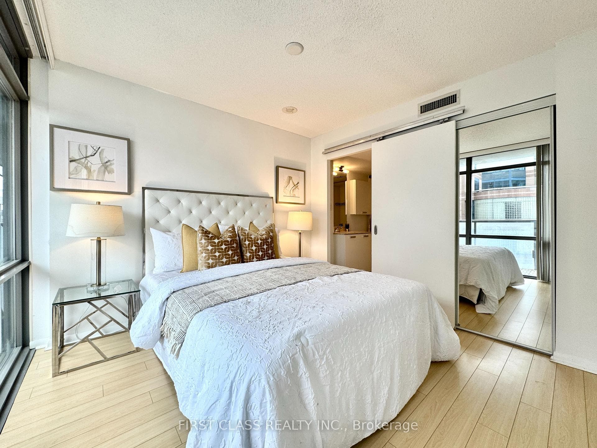 38 Grenville Street Unit 1107 photo 16