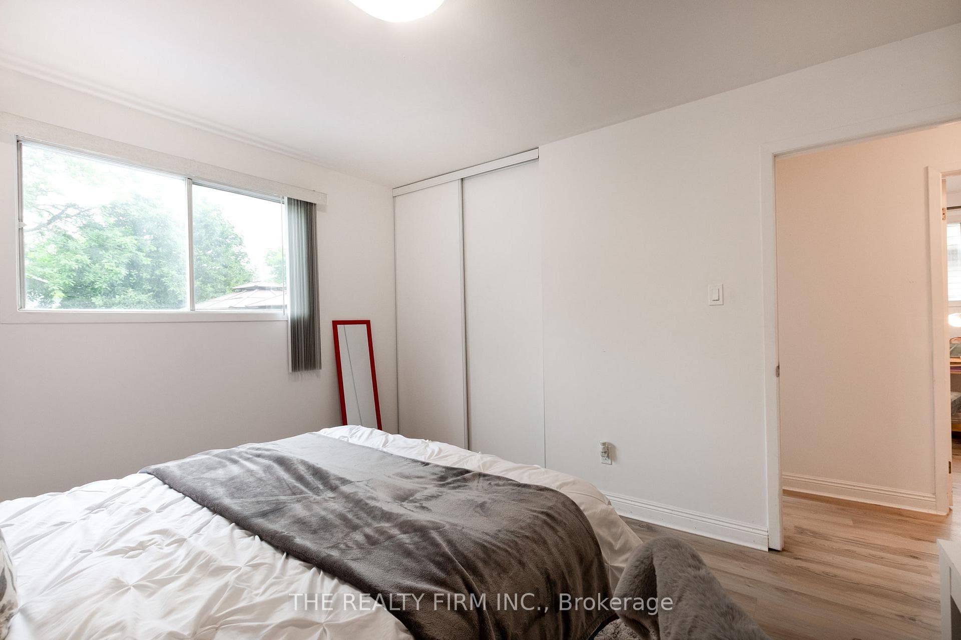 10 Stroud Crescent photo 15