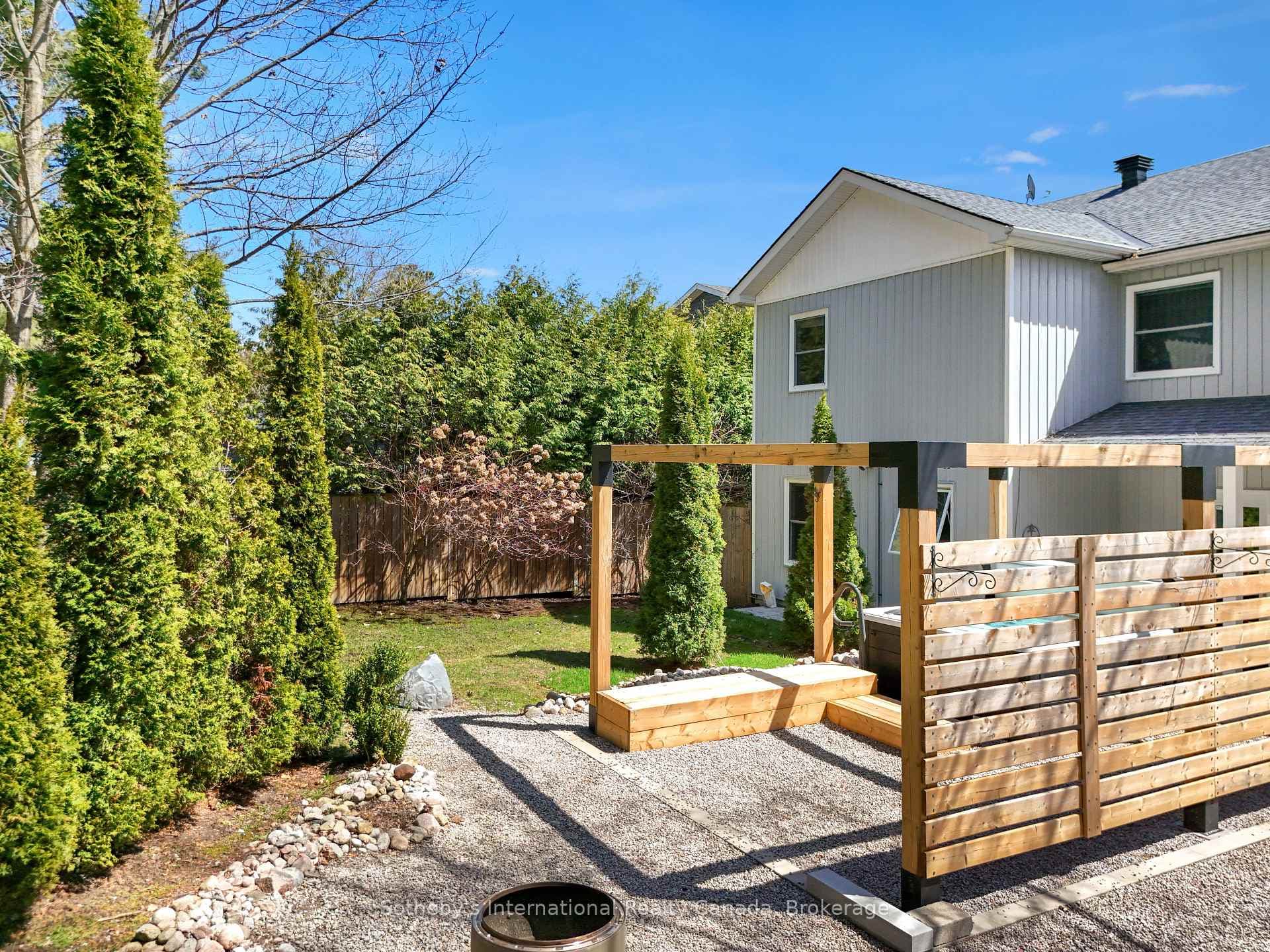 604 CHAMPLAIN Road photo 39