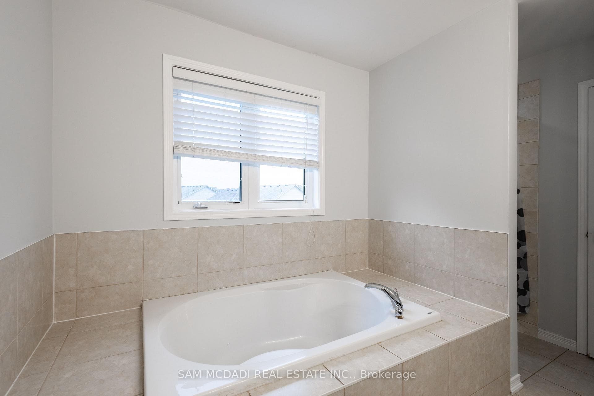22 Lambert Crescent photo 24
