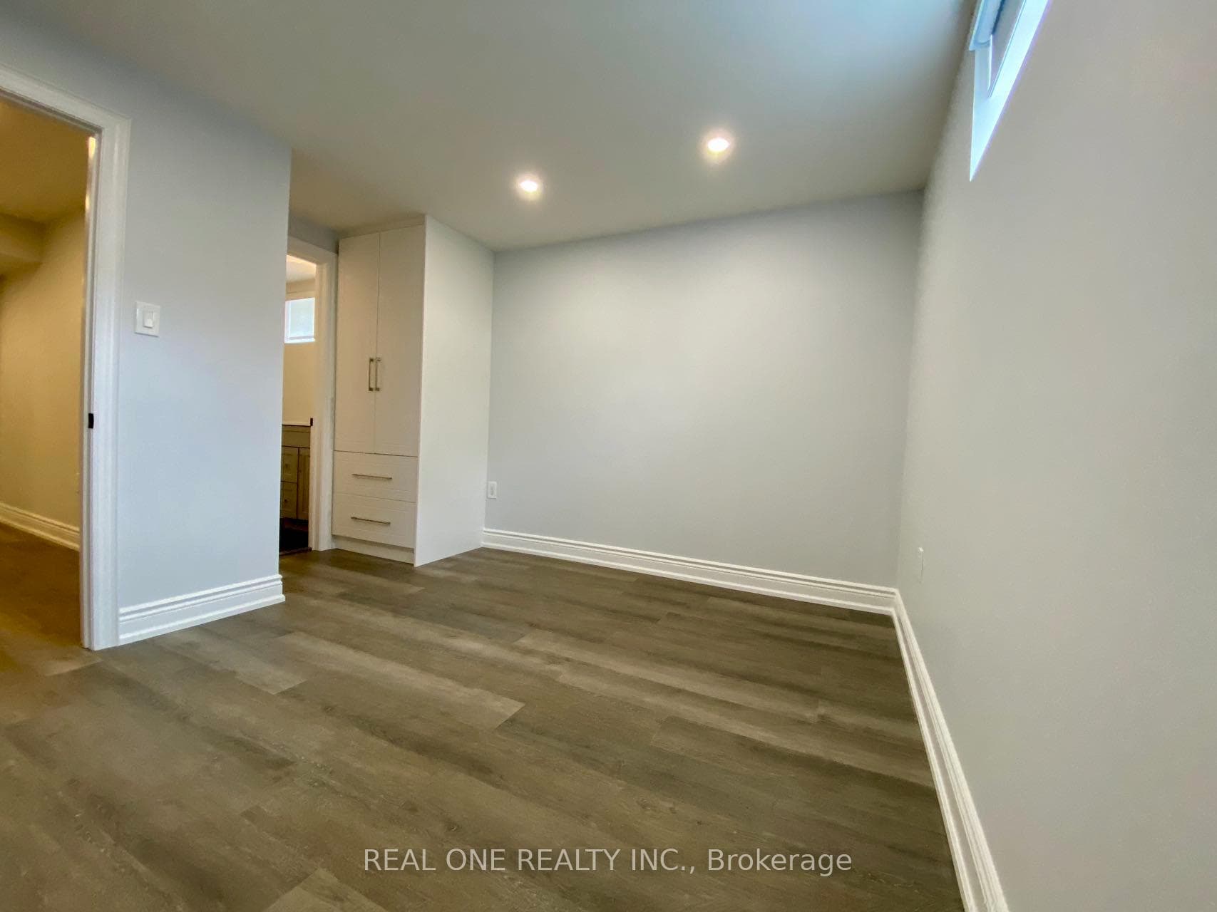 1209 Verhoeven Court photo 8