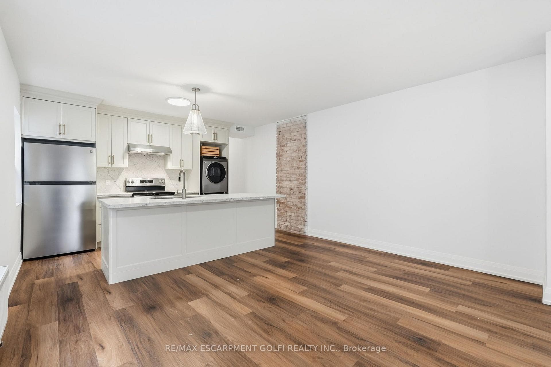 4876 SIMCOE Street Unit 1 photo 5